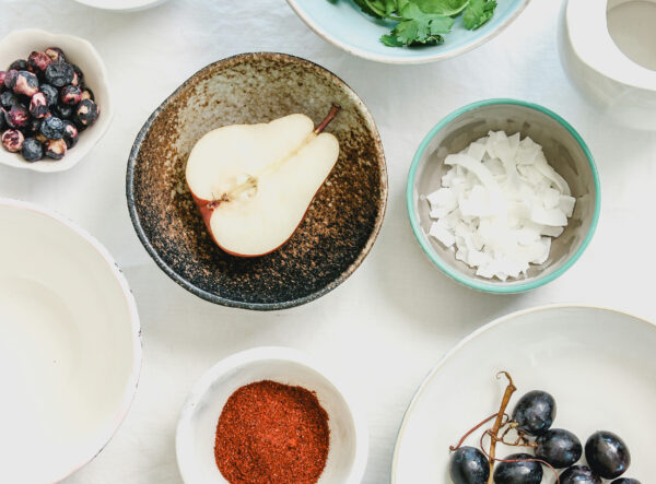 Imagen de diferentes alimentos e ingredientes en platos separados