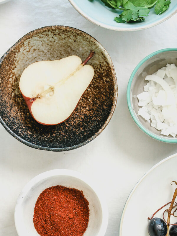 Imagen de diferentes alimentos e ingredientes en platos separados